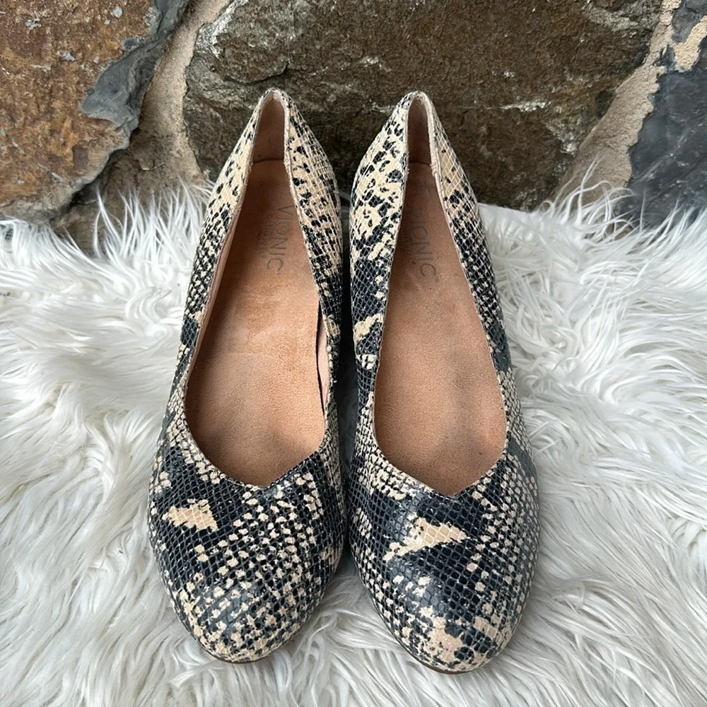VIONIC Antonia Snakeskin Closed Toe Wedge Casual comfort low wedge sz 10
